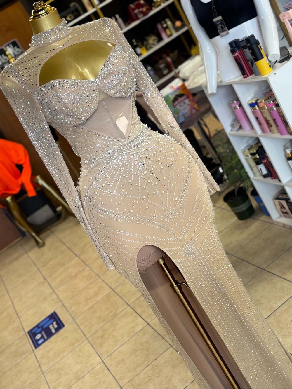 Beaded Nude Evening Gown with Sheer Long Sleeves Vestido elegante con fajas yeye